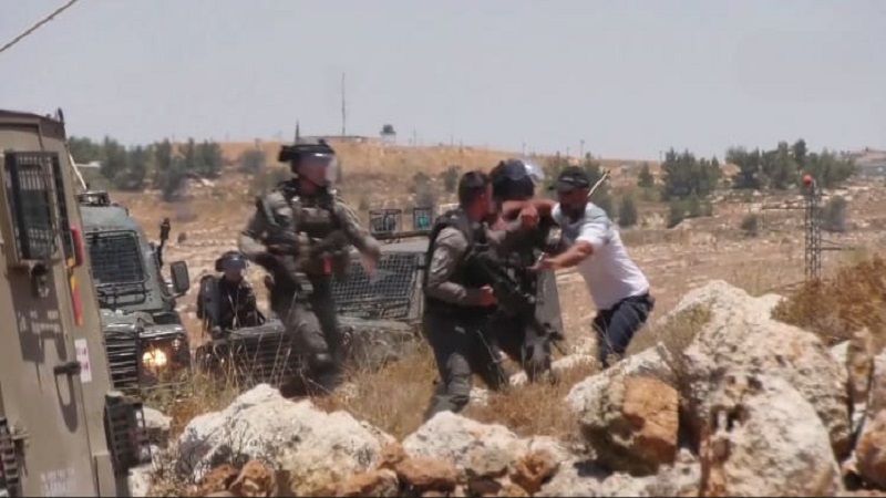 فلسطيني أعزل يتصدّى لثلاثة جنود صهاينة مدججين بالأسلحة  