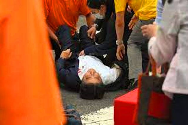 إصابة رئيس الوزراء الياباني السابق شينزو آبي بجروح جرّاء هجوم