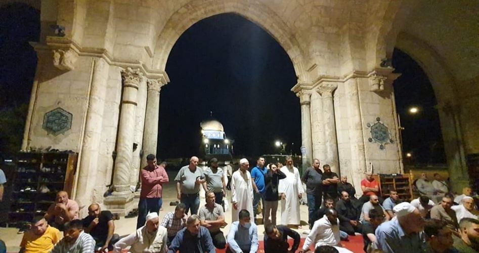 الآلاف يؤدون صلاة فجر يوم عرفة في المسجد الأقصى المبارك  