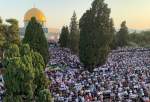عشرات الألاف يؤدون صلاة الجمعة في رحاب المسجد الأقصى