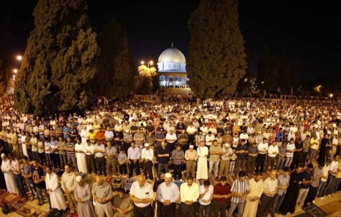 الآلاف يؤدون صلاة الفجر في المسجد الأقصى المبارك ، تحت عنوان "نداء فجر القدس ميثاق الأمة"