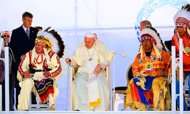 بابا الفاتيكان من كندا : الكنيسة تعاونت في تدمير ثقافة الشعوب الأصليّة