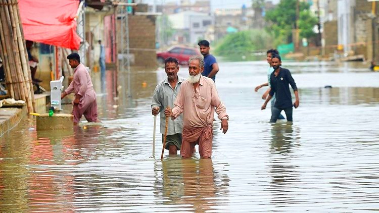 سيول وفيضانات في باكستان تتسبب بقتل و تشريد المئات