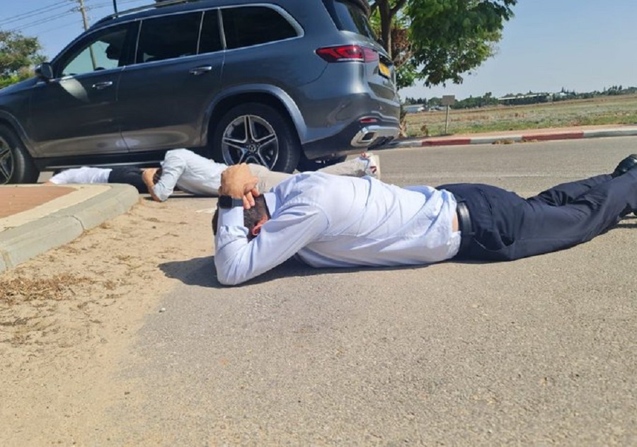 بالصورة عضو كنيست الاحتلال نير بركات أثناء سماع صافرات الانذار خلال جولة له في مستوطنات غلاف غزة