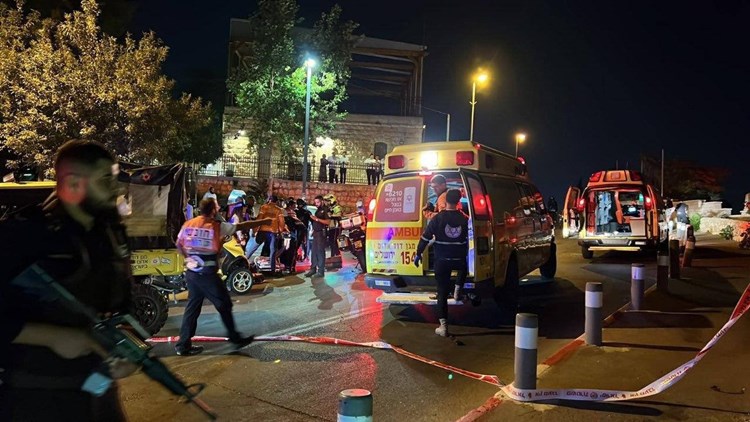 إصابة 10 صهاينة بإطلاق نار على حافلة فجر الاحد في القدس المحتلة