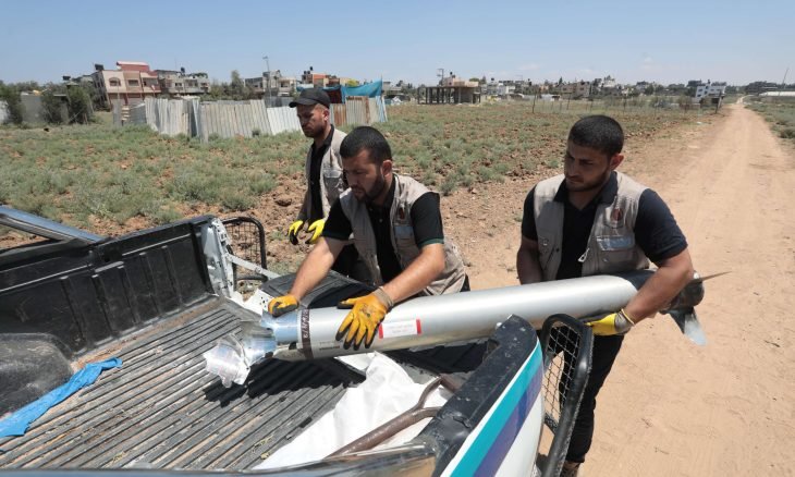غزہ پر صیہونی حکومت کے حالیہ حملوں سے دھماکہ خیز مواد کی باقیات کو جمع کیا جارہا ہے  