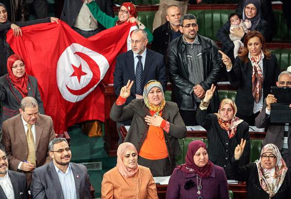Entrée en vigueur de la constitution tunisienne donnant des pouvoirs plus larges au président