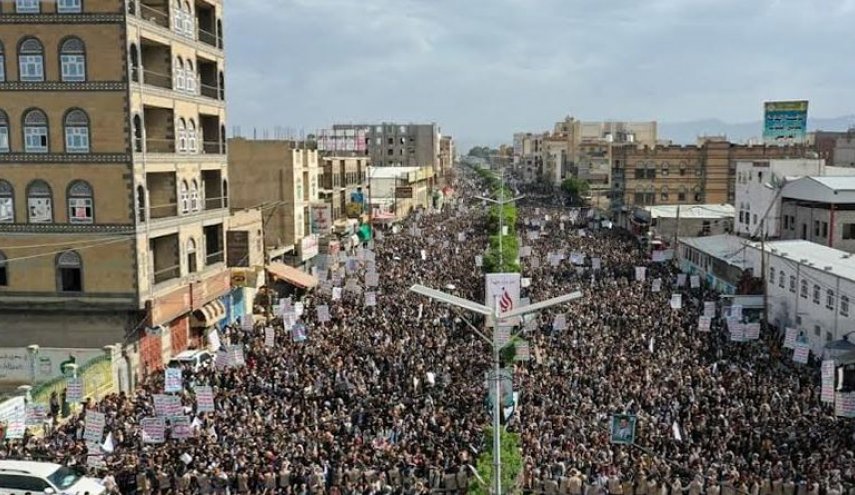 يمنيون يخرجون في مسيرات مليونية يدينون خلالها جرائم العدوان على اليمن