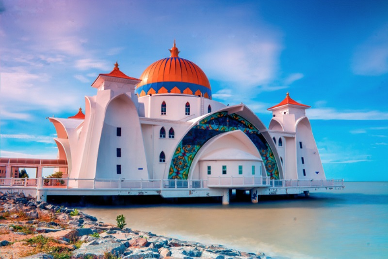 Selat Melaka Mosque in Malaysia (photo)  