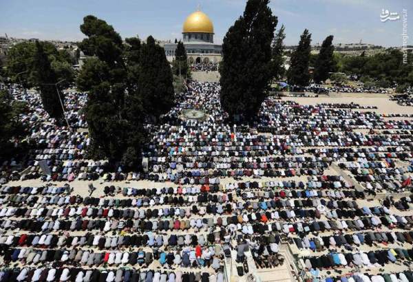 مشارکت ۶۰ هزار نمازگزار فلسطینی در نماز جمعه مسجدالاقصی