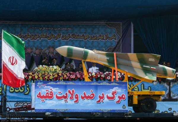 Les forces armées iraniennes organisent un défilé militaire à Téhéran