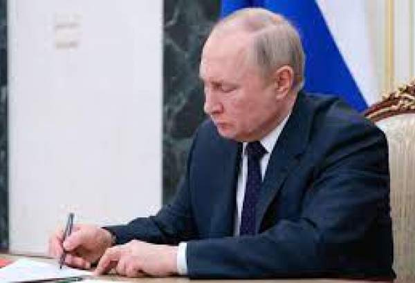 روسی صدر کا مشرقی یوکرین کے آزاد علاقوں کو تسلیم کرنے کی دستاویز پر دستخط