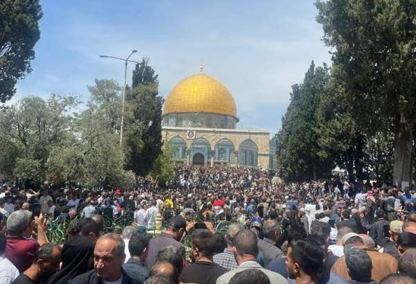 Thousands of Palestinian worshipers attend Friday prayer at al-Aqsa Mosque