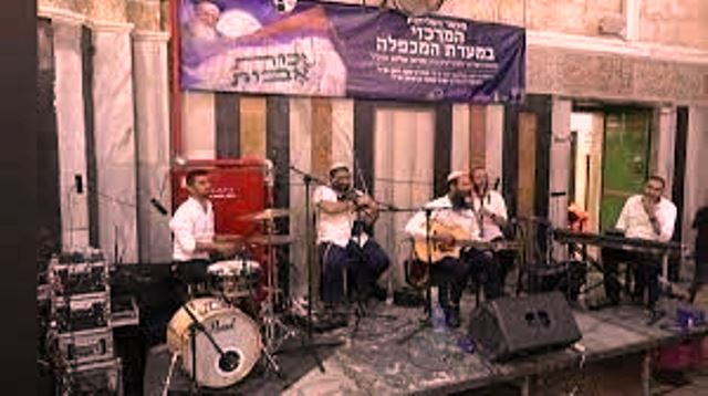 مستوطنون يقيمون حفلا موسيقيا داخل المسجد الإبراهيمي