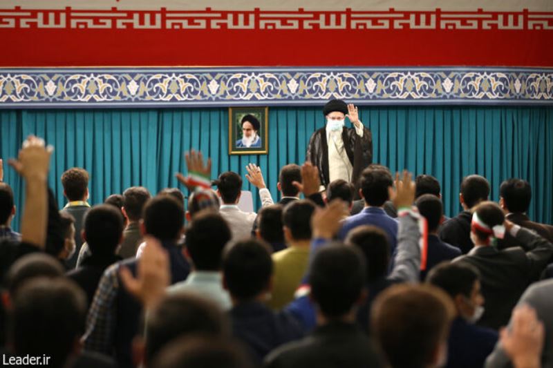 قائد الثورة الإسلامية يستقبل حشدا من طلاب المدارس  