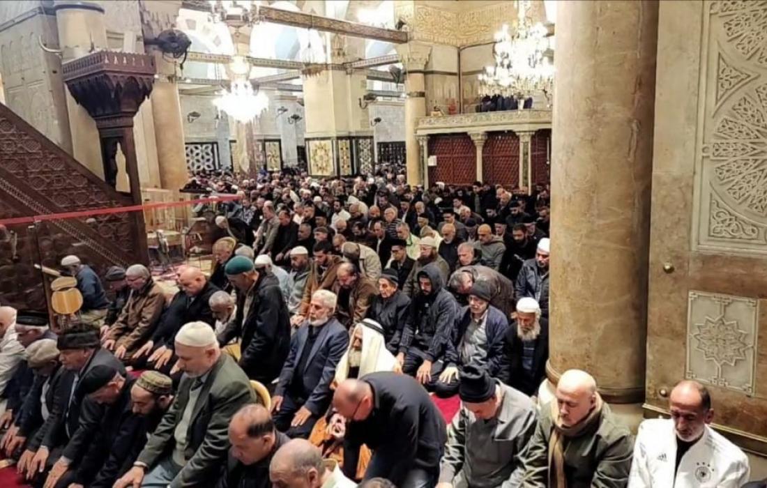 حضور هزاران نمازگزار فلسطینی در نماز صبح جمعه مسجد الاقصی  