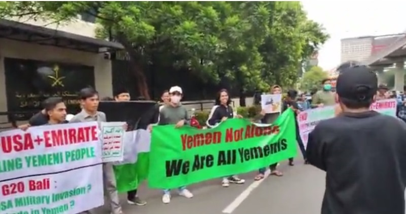 وقفة احتجاجية امام سفارة السعودية في جاكرتا احتجاجا على العدون ضد اليمن