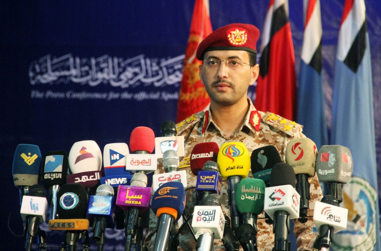 القوات المسلحة اليمنية تجبر سفينة نفطية كانت تحاول نهب النفط على المغادرة
