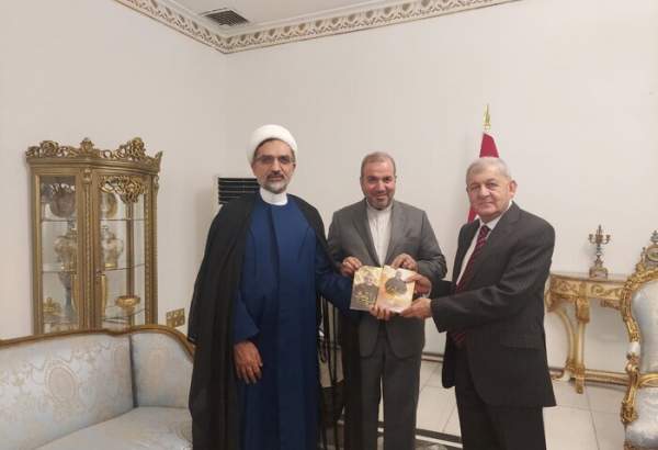 السفير الايراني في بغداد يقدم الرئيس العراقي كتابا حول الشهيد سليماني