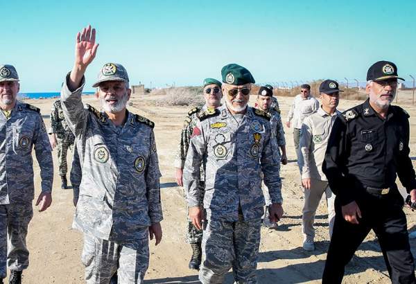قائد الجيش : رفع العلم الإيراني في المحيطات البعيدة من إنجازات مناورات ذوالفقار