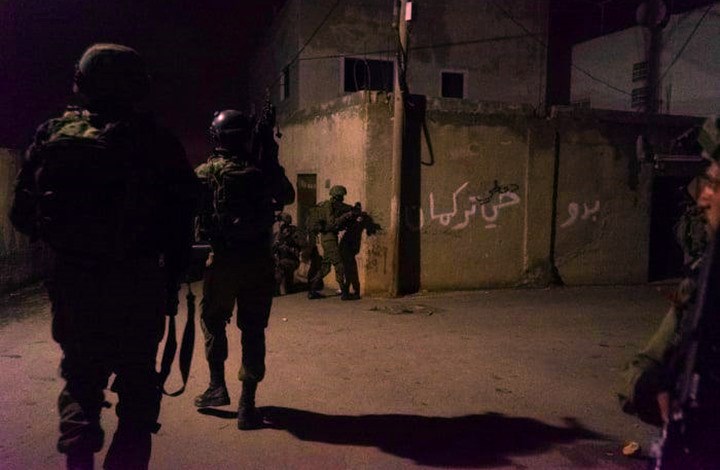 اشتباكات ومواجهات واعتقالات  فجر الاثنين في مناطق متفرقة بالضفة