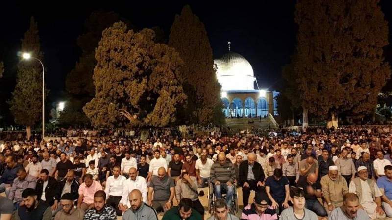 الآلاف يؤدون صلاة الفجر في المسجد الأقصى لإحياء فعالية "الفجر العظيم"