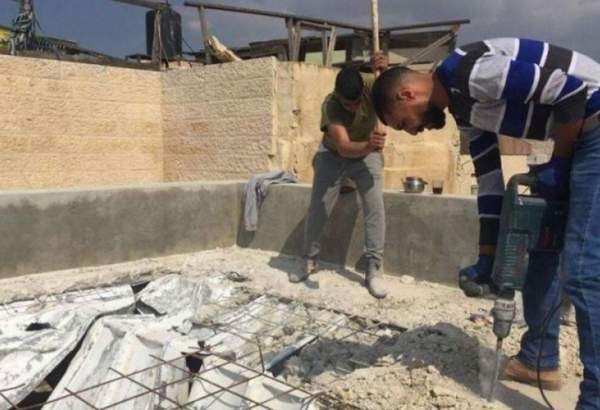 Israeli forces force Palestinian man to self-demolish his home in al-Quds