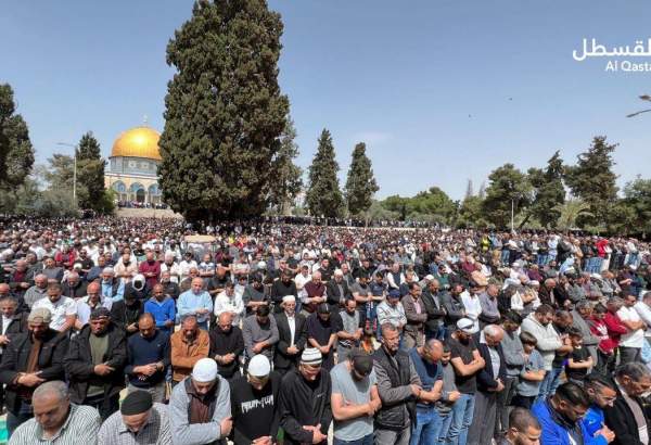 صد هزار فلسطینی در نخستین نمازجمعه ماه رمضان در مسجدالاقصی حضور یافتند