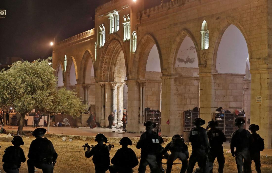 قوات الاحتلال تقتحم فجر الاثنين  باحات المسجد الأقصى وتخرج المعتكفين بقوة السلاح