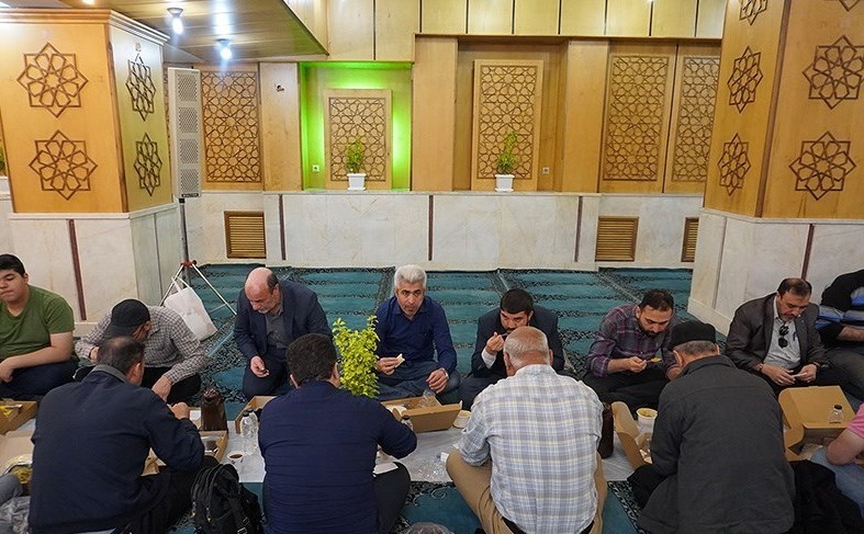 Iftar meal served at holy shrine of Hazrat Abdolazim in southern Tehran (photo)  <img src="/images/picture_icon.png" width="13" height="13" border="0" align="top">