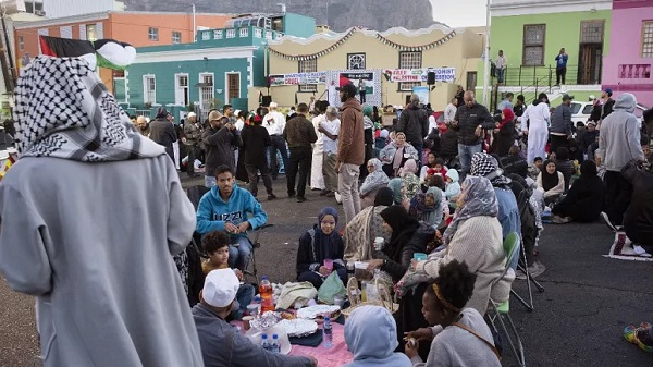 مسلمانان آفریقای جنوبی میزبان پیروان دیگر ادیان بر سر سفره افطار