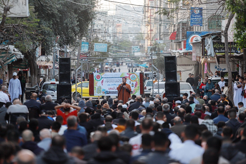 آلاف الفلسطینین بغزة يؤدون صلاة العيد في الساحات العامة