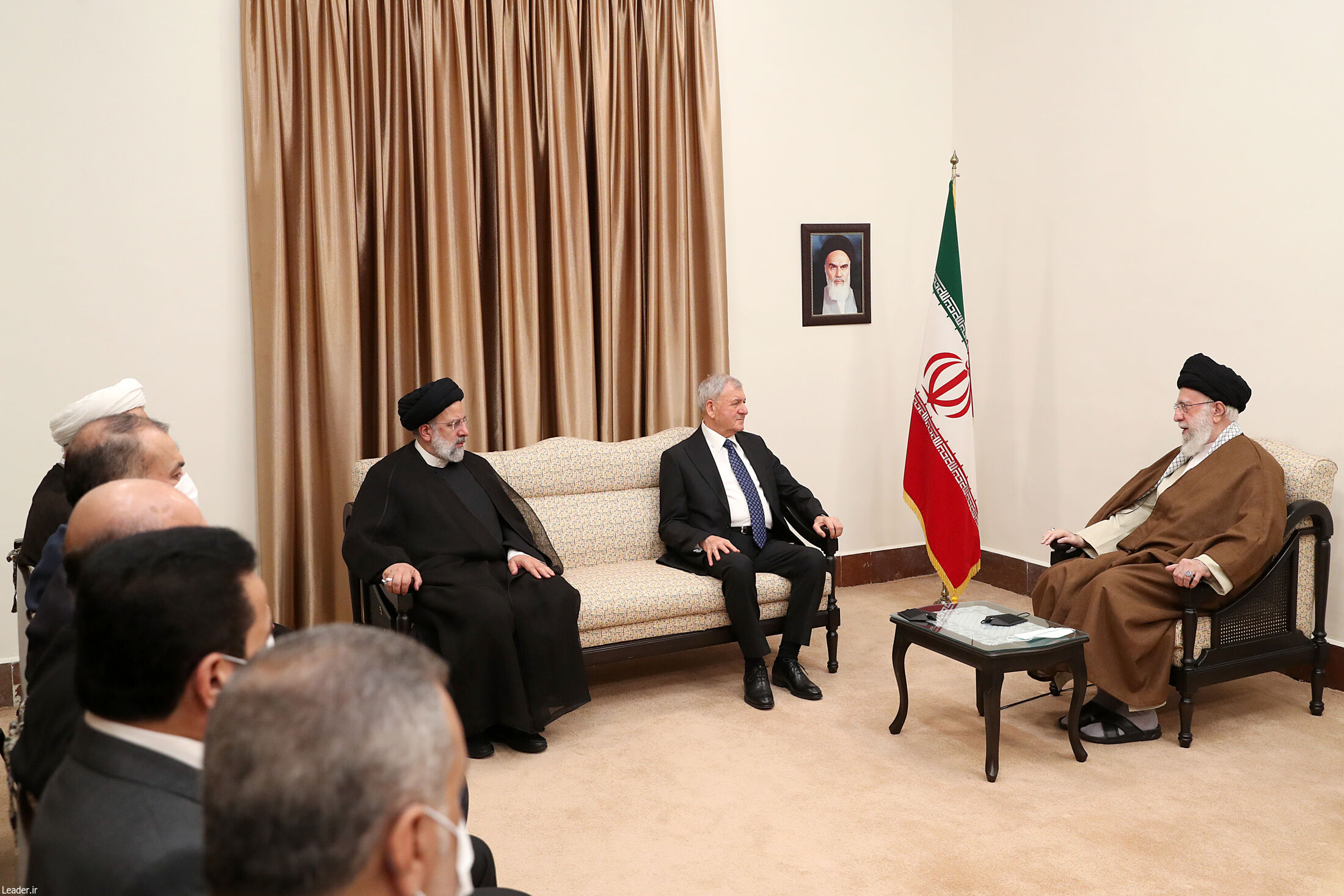 الامام الخامنئي : ازدهار وتقدم واستقلال العراق من اولويات السياسة الايرانية