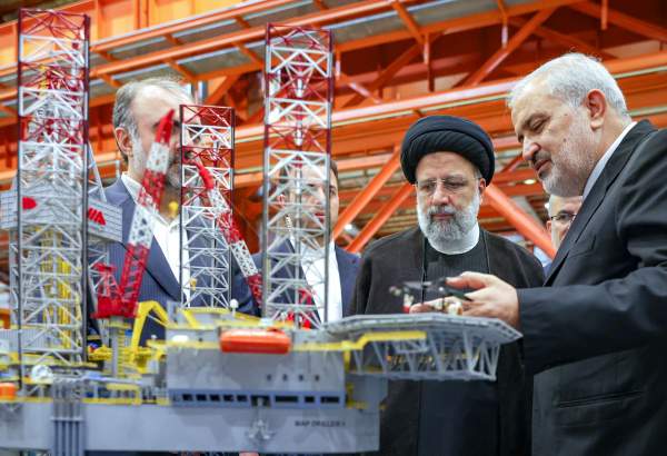 Le président iranien visite le groupe industriel Mapna  