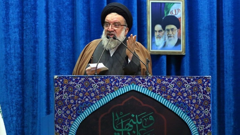 خطيب جمعة طهران : جيراننا يتنافسون مع بعضهم لإقامة علاقات مع إيران