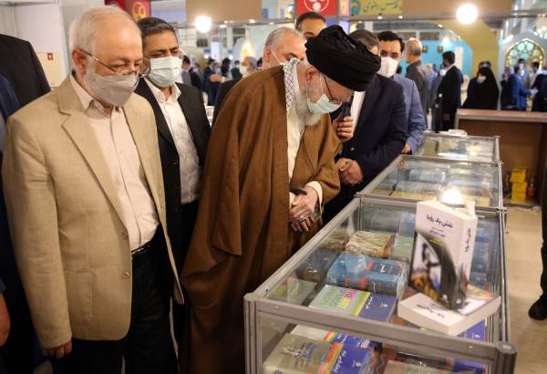 رہبر معظم انقلاب اسلامی کا تہران کتاب میلے کا دورہ  