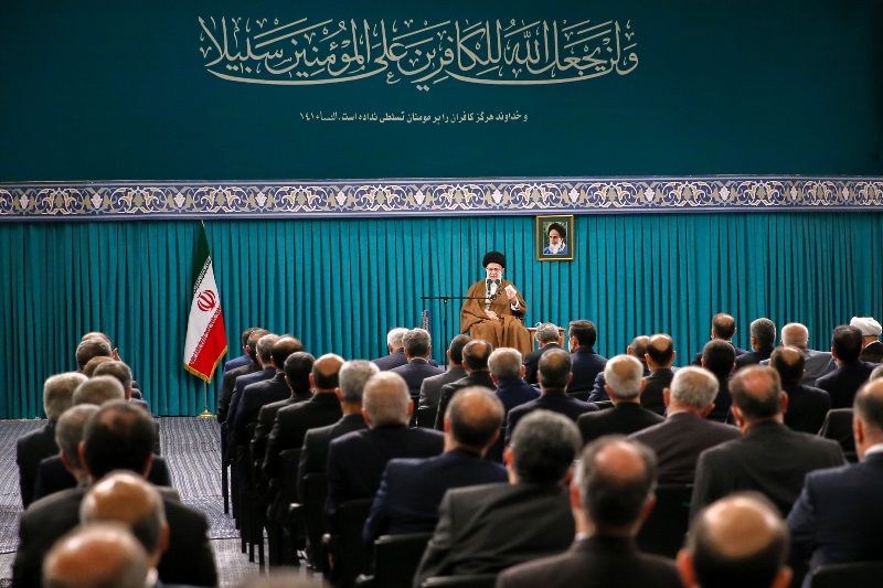 لقاء مسؤولي وزارة الخارجية وسفراء إيران في الخارج مع قائد الثورة الاسلامية