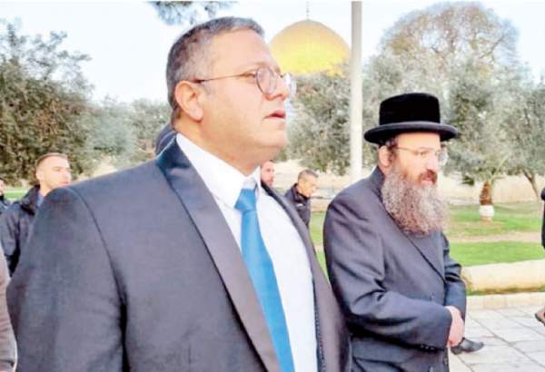 Ben-Gvir leads a group of extremist settlers in an incursion into Al-Aqsa