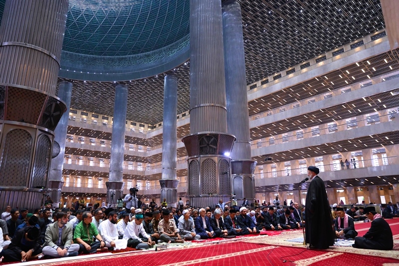 ڈاکٹر رئیسی کی مسجد استقلال، جکارتہ میں نماز کے اجتماع میں شرکت  