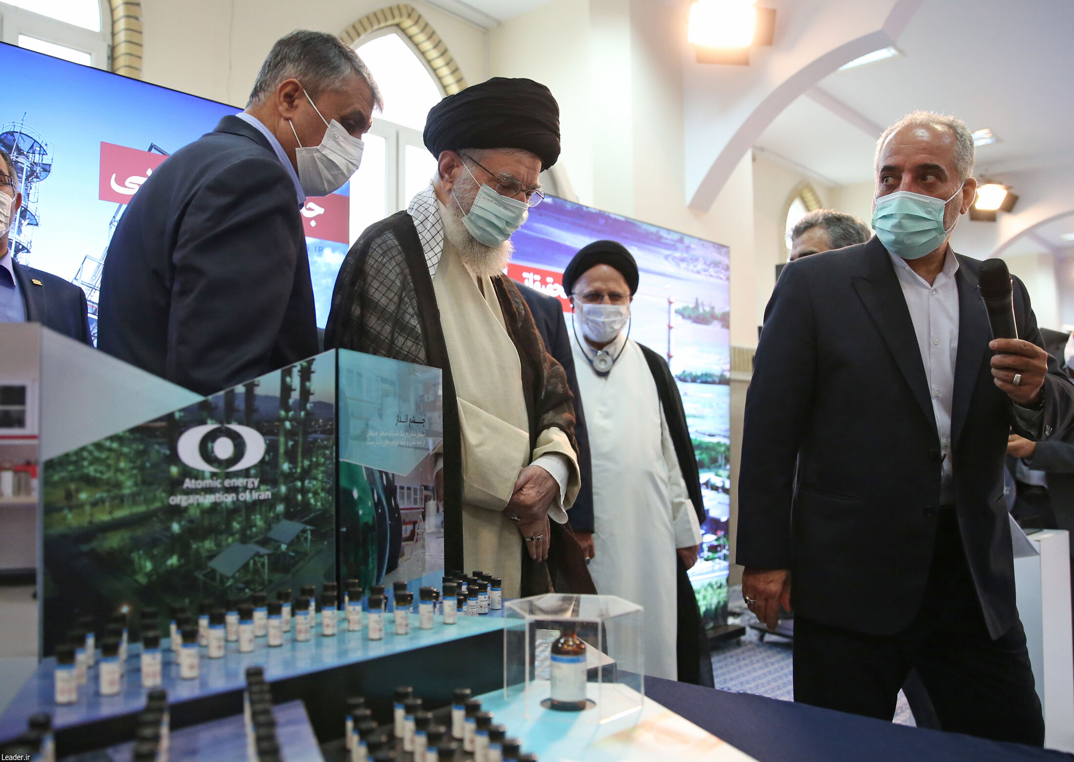 الامام الخامنئي يزور معرض إنجازات الصناعة النووية في ايران  