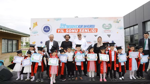 برگزاری جشن دانش‌آموختگی 300 قرآن آموز در ترکیه