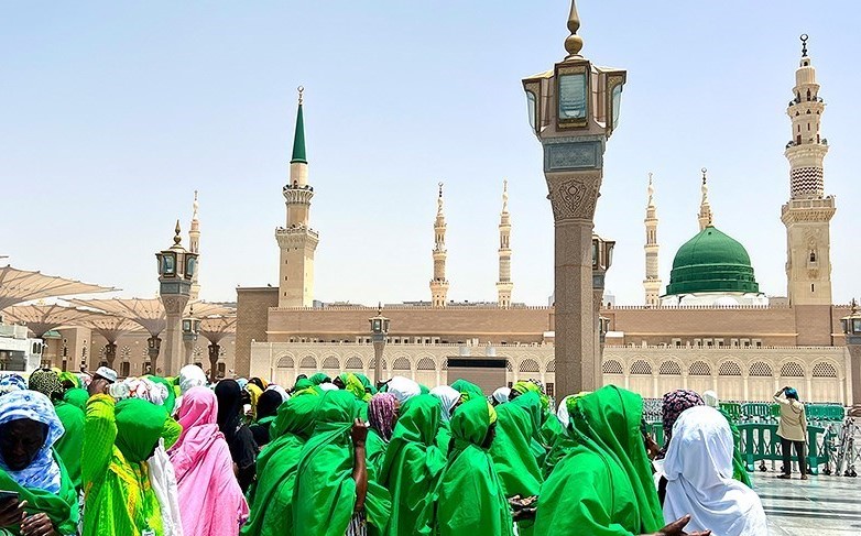Colors of Hajj pilgrims (photo)  