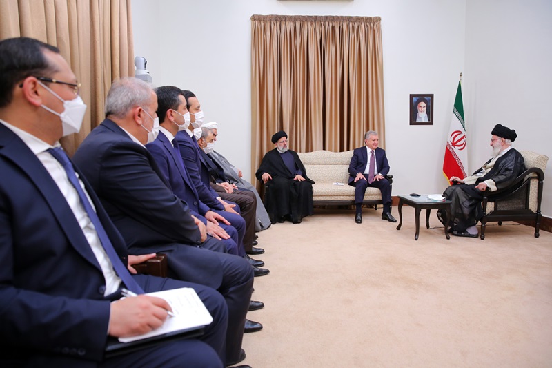 رئيس جمهورية اوزبكستان يلتقي مع قائد الثورة الاسلامية  