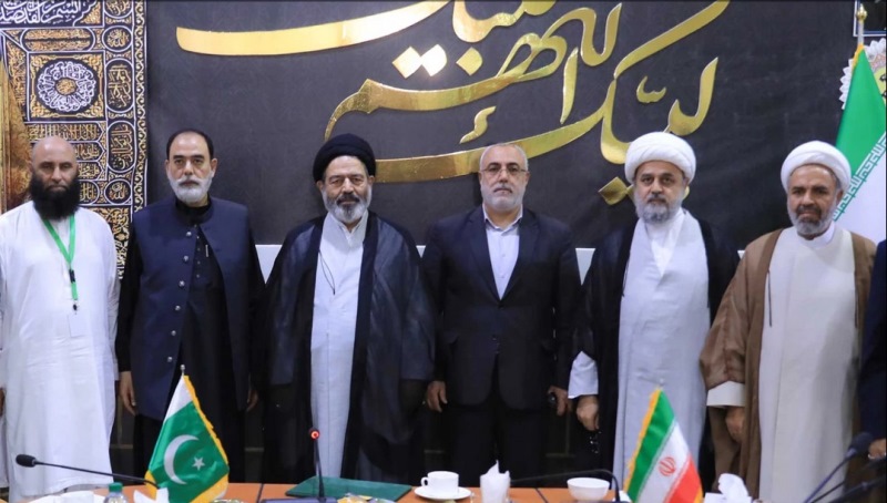 ایرانی زائرین کے سربراہ سے پاکستان کے وزیر مذہبی امور کی ملاقات  