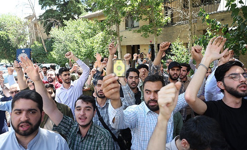 طلاب الجامعات الايرانية يحتجون أمام السفارة السويدية في طهران على الإساءة للقرآن الكريم