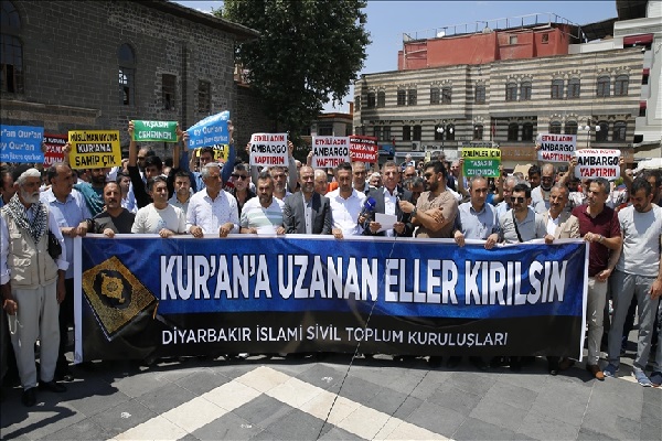 تجمع مردم دیاربکر ترکیه در اعتراض به سوزاندن قرآن در سوئد