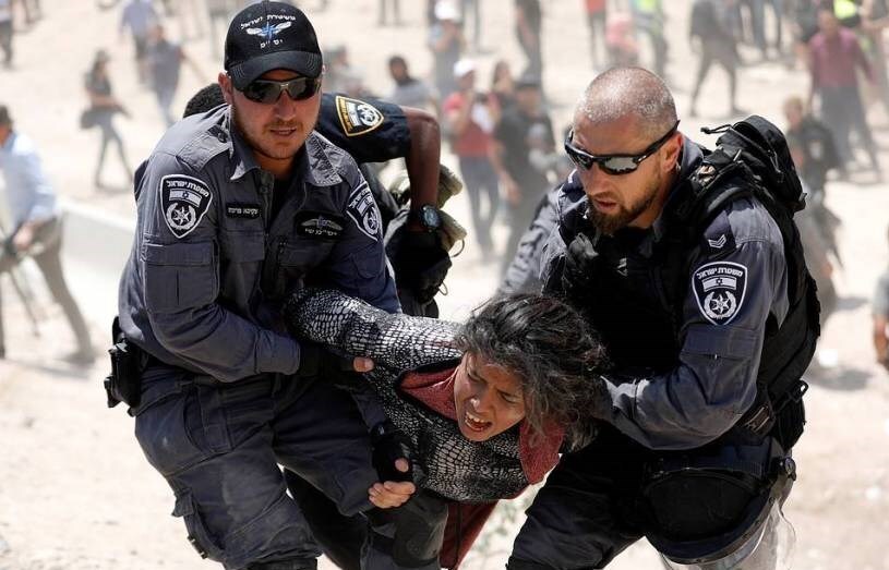 ضرب و شتم کودکان فلسطینی توسط اشغالگران صهیونیست