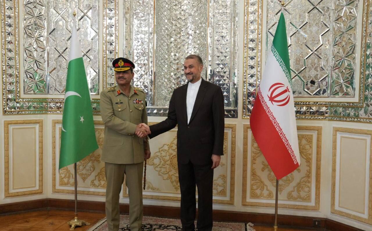 وزير الخارجية الايراني  يستقبل قائد الجيش الباكستاني