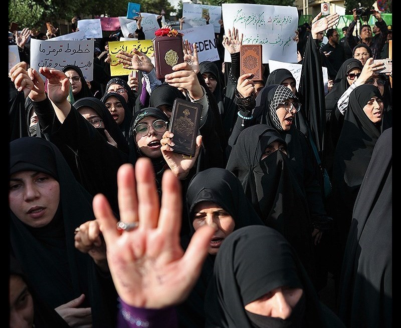 تجمع اعتراضی دانشجویان و مردم در مقابل سفارت سوئد در تهران  