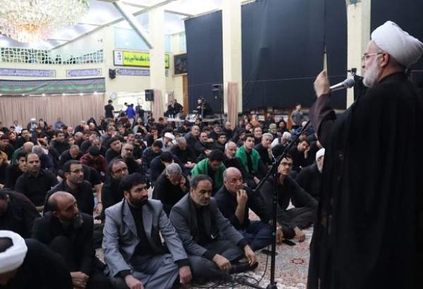 اقامه نماز ظهر عاشورا در حسینیه سنندج